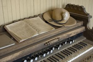 Schoolroom organ ST1.jpg